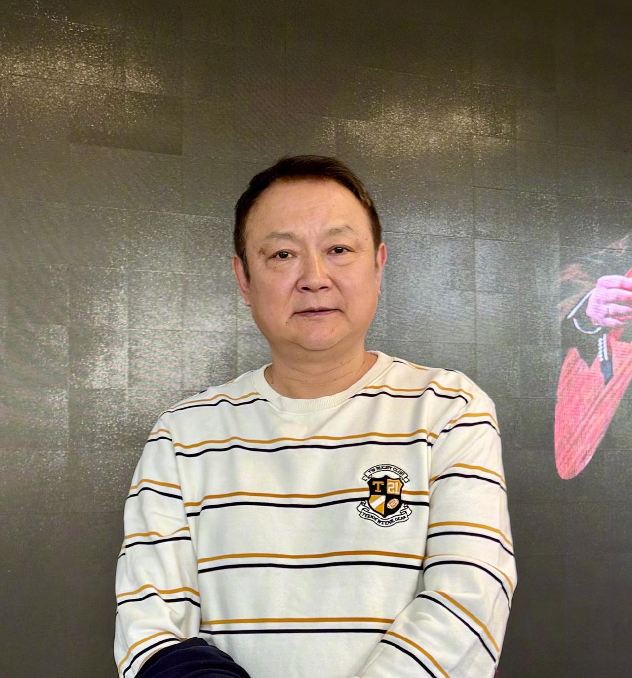 1983年，《红楼梦》的剧组在全国各地招演员。欧阳奋强的父亲叫儿子去试镜贾宝玉，