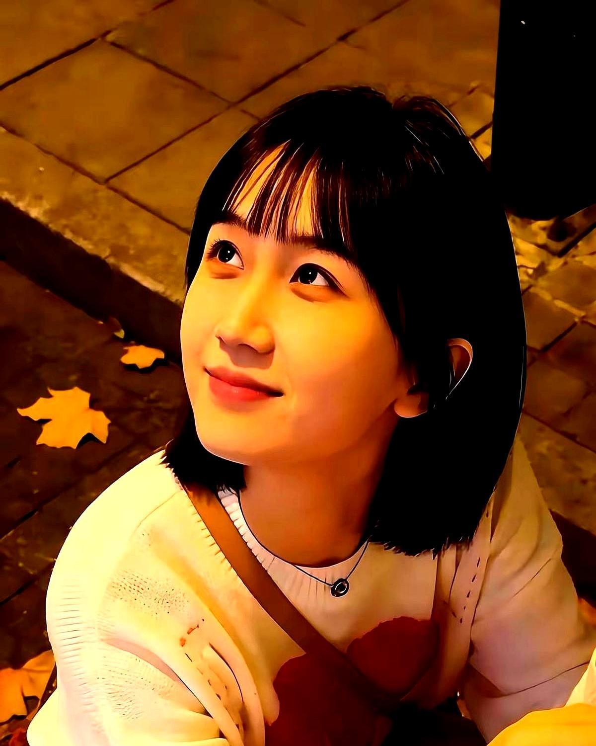 别再吹董宇辉了。那个叫索娅的22岁女孩，一句“哥，我在”，就让榜一大哥愤而退掉