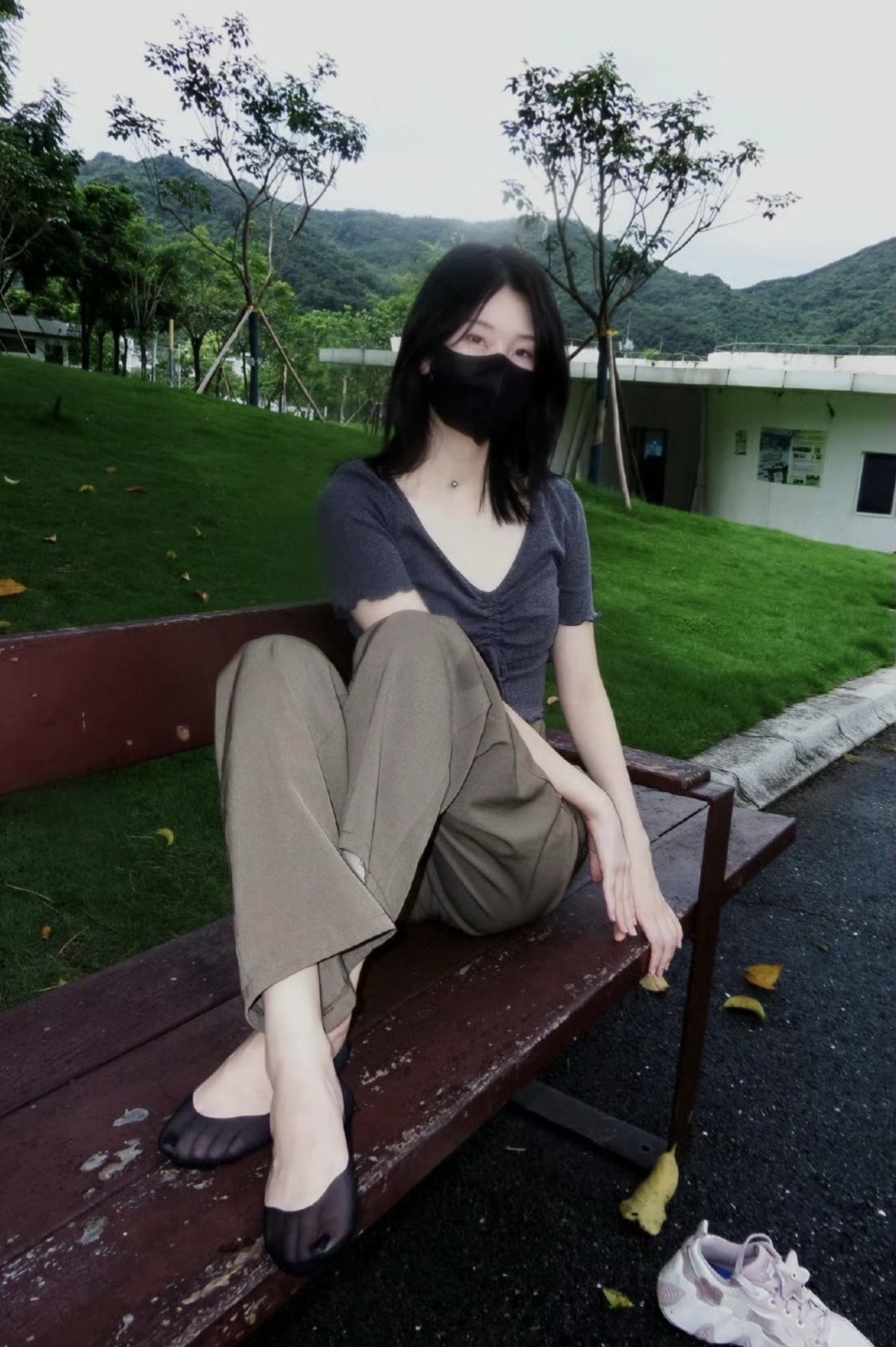 小夫妻准备睡觉男：我在上面。女：我在上面。男：我在上面舒服。女：我在上面踏实。