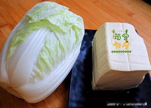豆腐富含优质植物蛋白和钙，白菜含有丰富的膳食纤维、维生素C和钾，两者营养互补，搭