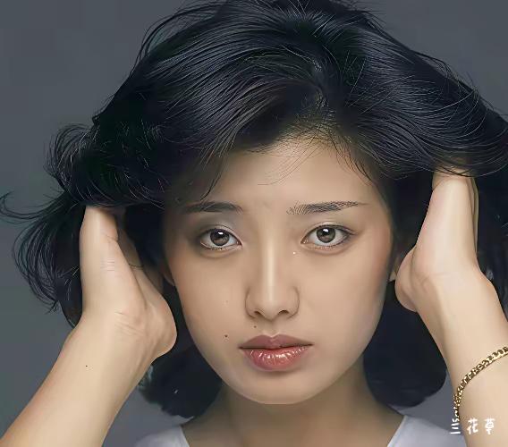 山口百惠，看着就让人舒服的面相。喜欢她，朴素，真实。