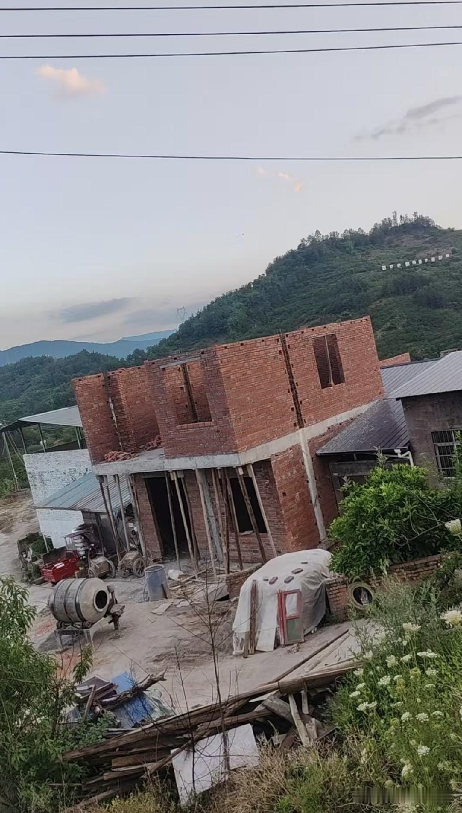 农村自建房到这个样子已经花费13个W，由于建房的面积比较小，所以打算建三层，准备
