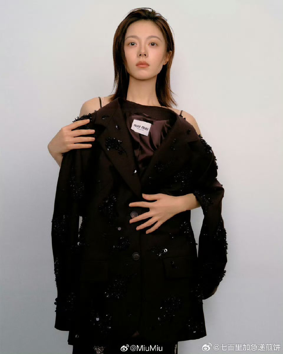 赵今麦上身miumiu珍藏定制系列，这个MiuMiu太会选代言人了[