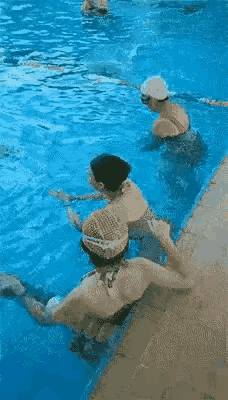 哇塞，这美女游泳姿势太不正规了泳池美人照游泳美女冠军游泳照游泳女孩性感美