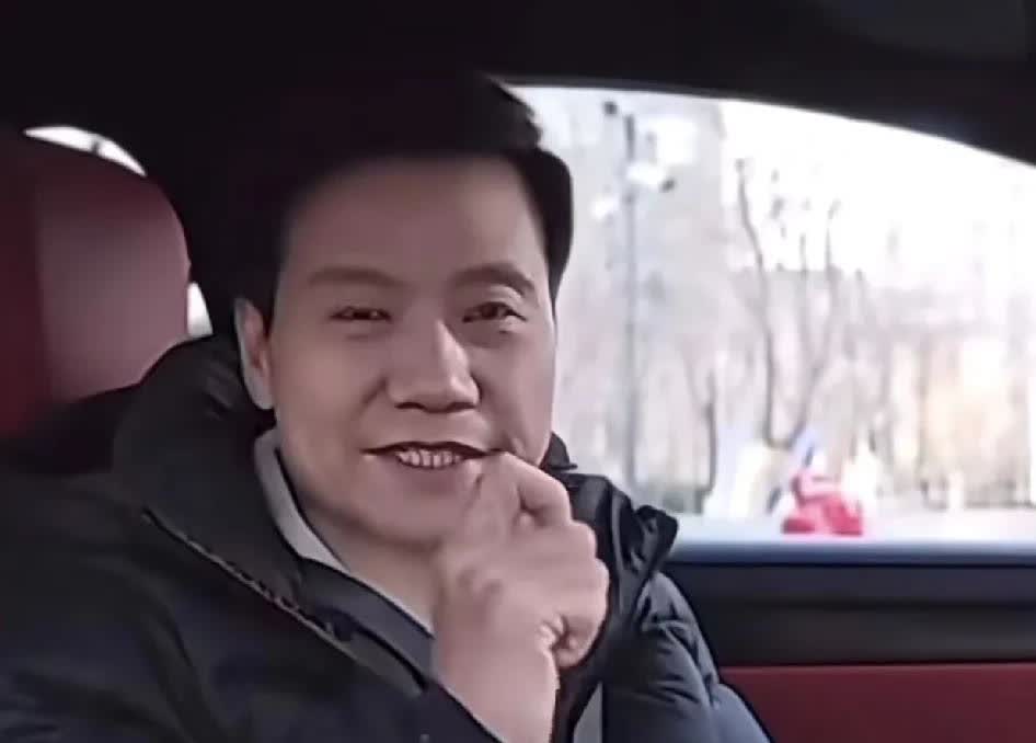 最近雷军介绍小米汽车时说了个功能，变道后转向灯自动关掉，他觉得这很新，很厉害。但