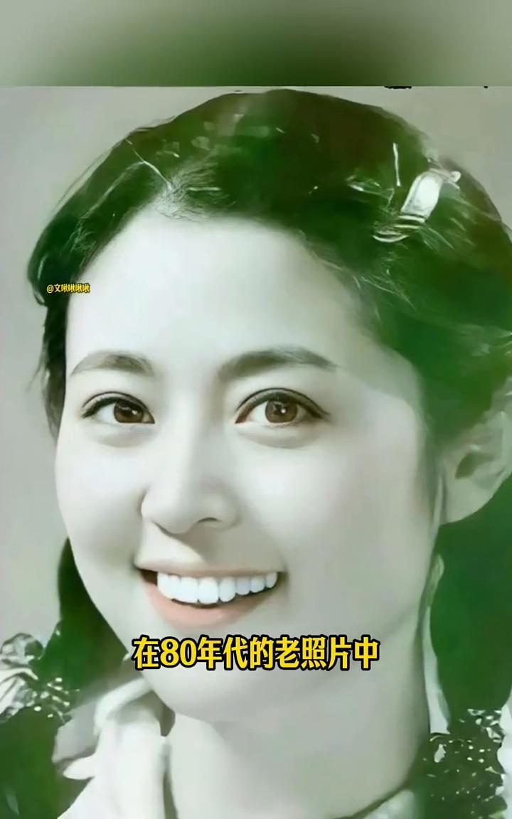 在80年代的老照片中，倪萍惊艳脱俗。她扎着两条小辫，眼神明亮，笑容甜美。在那个年