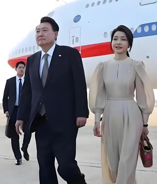 尹锡悦夫妇这几天都进行了首次的庭审，尹锡悦头发半白，估计没少受苦。金建希虽然戴着