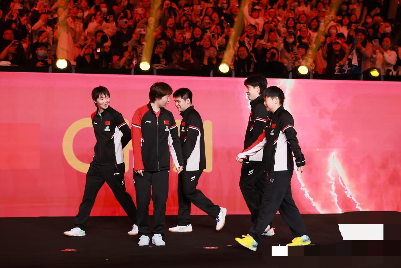 成都混团世界杯国乒每个人的表情都很可爱——赛场内外和谐大家庭啊11月30日，