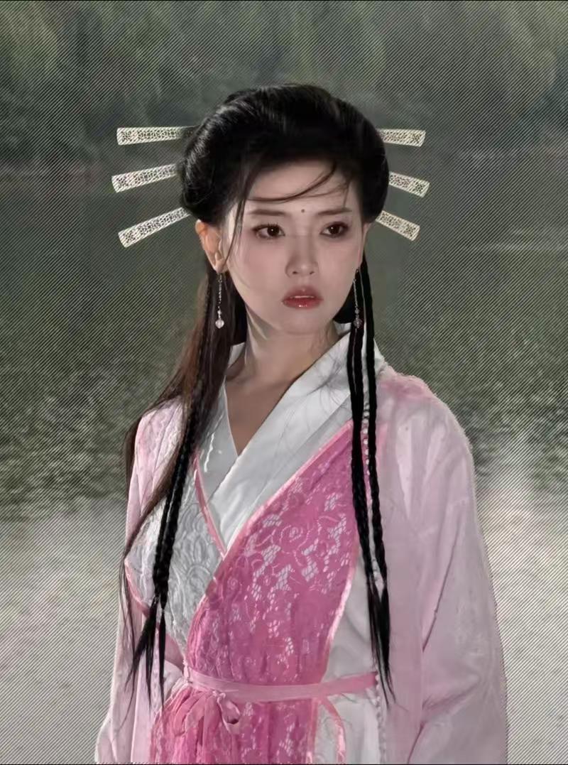 周芷若弥留之际，凑到赵敏耳边轻声低语：峨眉金顶的密室里，被囚禁了三十年的那个女子