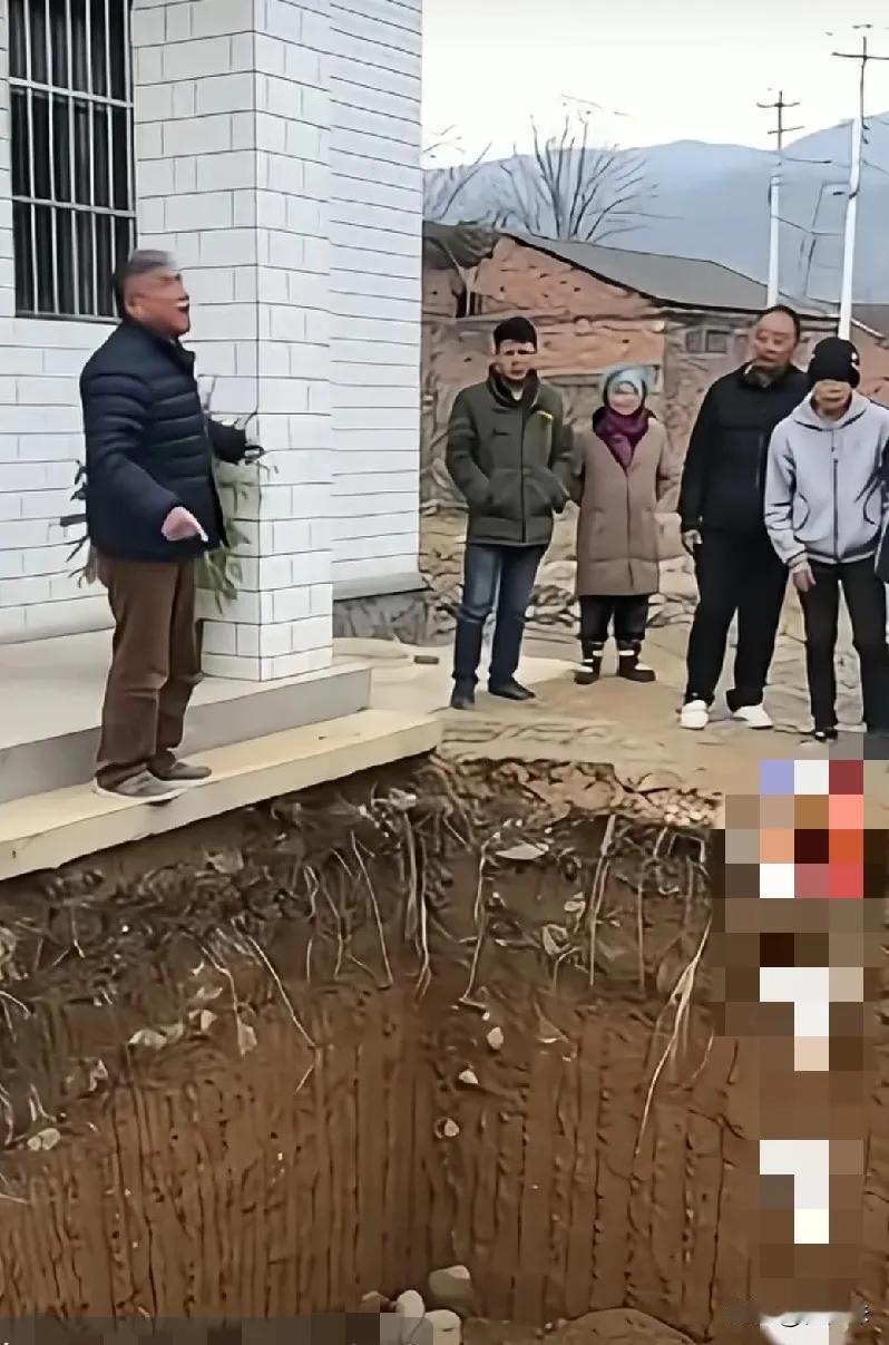 农村这家太绝了。大爷不让邻居盖房子。因为大爷家门口是邻居的宅基地，大爷盖房子时