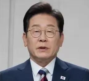 韩国政坛，韩国总统李在明在就职典礼和大家握手的时候，来到国民力量党党首权性东面前