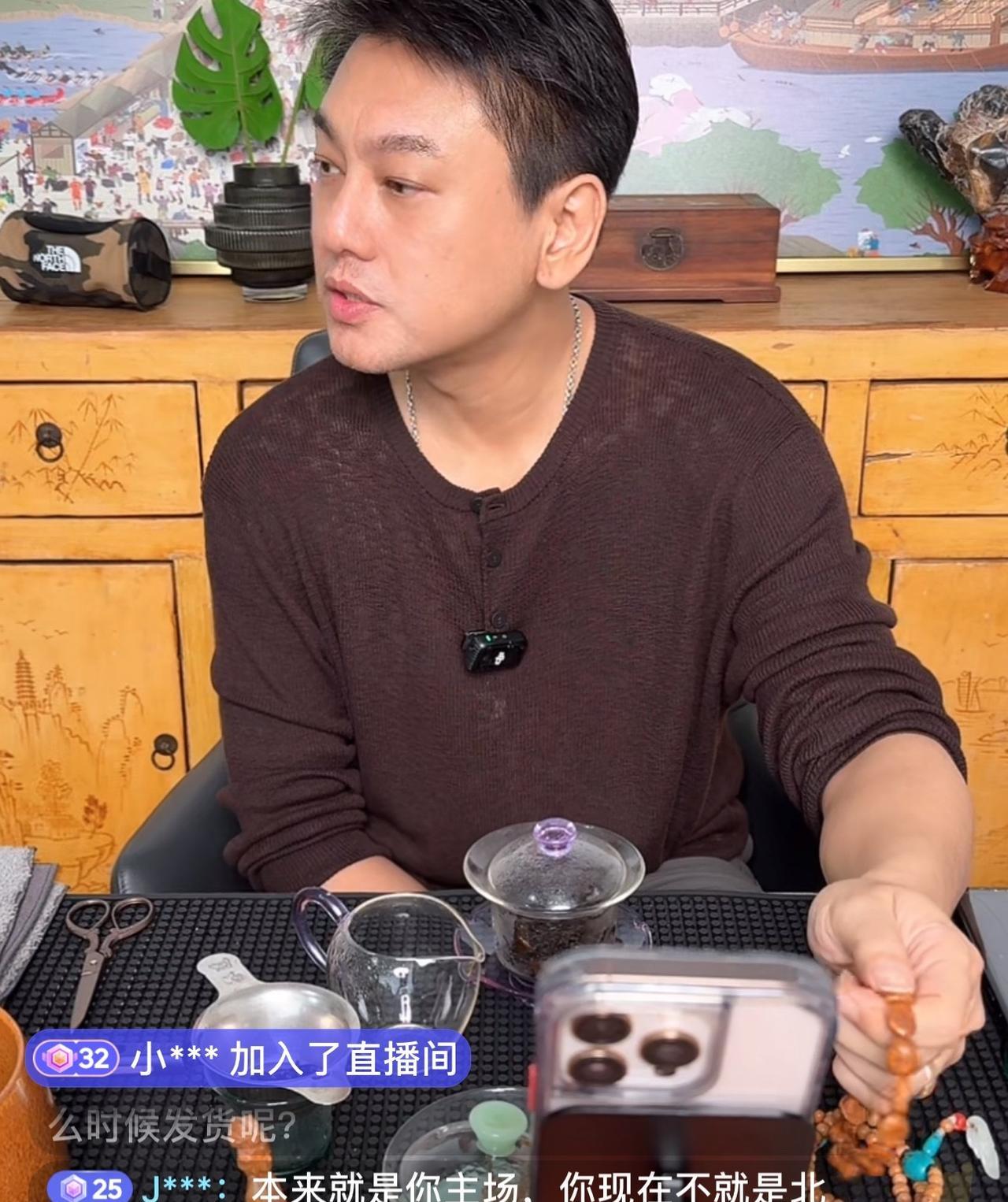 今天朱孝天的直播间里被刷屏了！都在劝他不要再卖酸辣粉了！朱孝天真的很耿直啊没有