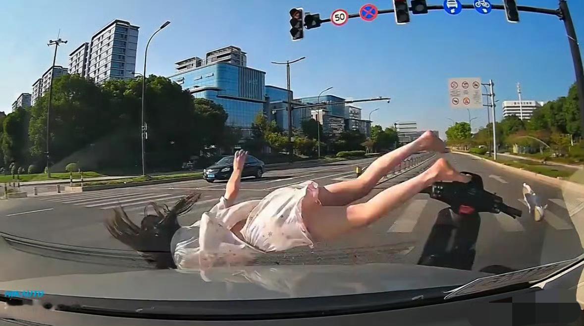 美女这下撞的够狠，360度翻转一周自由落地，还好戴了头盔，也不是头先着地，美女受