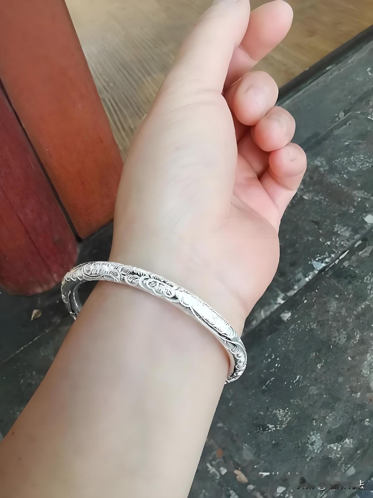 山东，女子网购28克的银手镯，收到后，戴上感觉轻飘飘，她一称手镯只有14克，女子