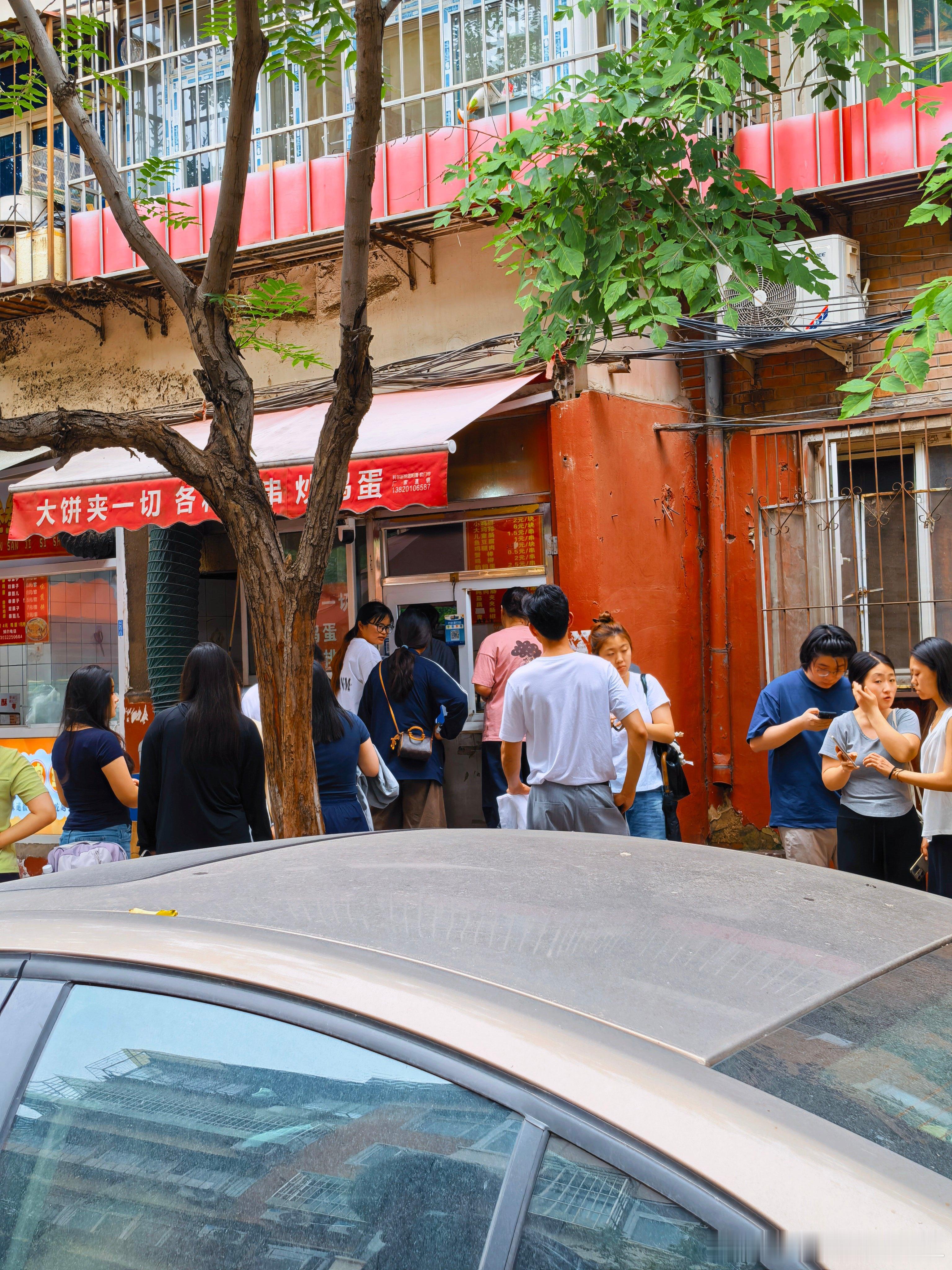 「一大早两人从北京到天津，就为了一口“大饼夹一切”的早餐，排了整整一个小时的队（