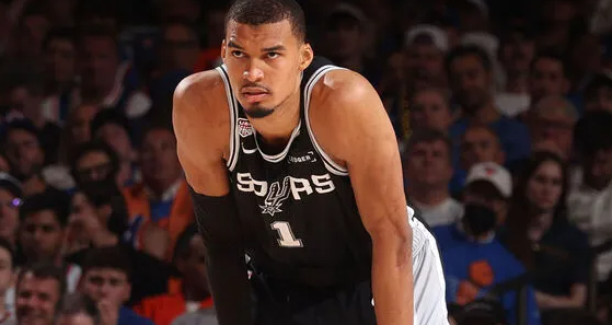 NBA总决赛G5马刺90-94不敌尼克斯，大比分1-4无缘总冠军。赛后，前NB