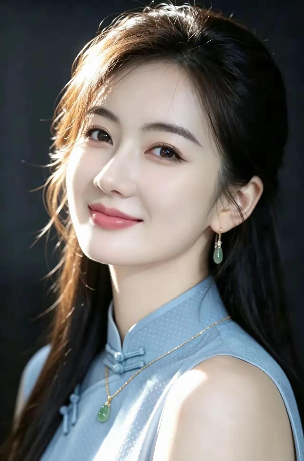 笑容甜美，耳环亮眼。