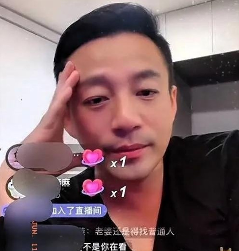 汪小菲直播时被问更喜欢前妻还是现任，回答令人惊讶。他坦言，与前妻的十年很累，工作