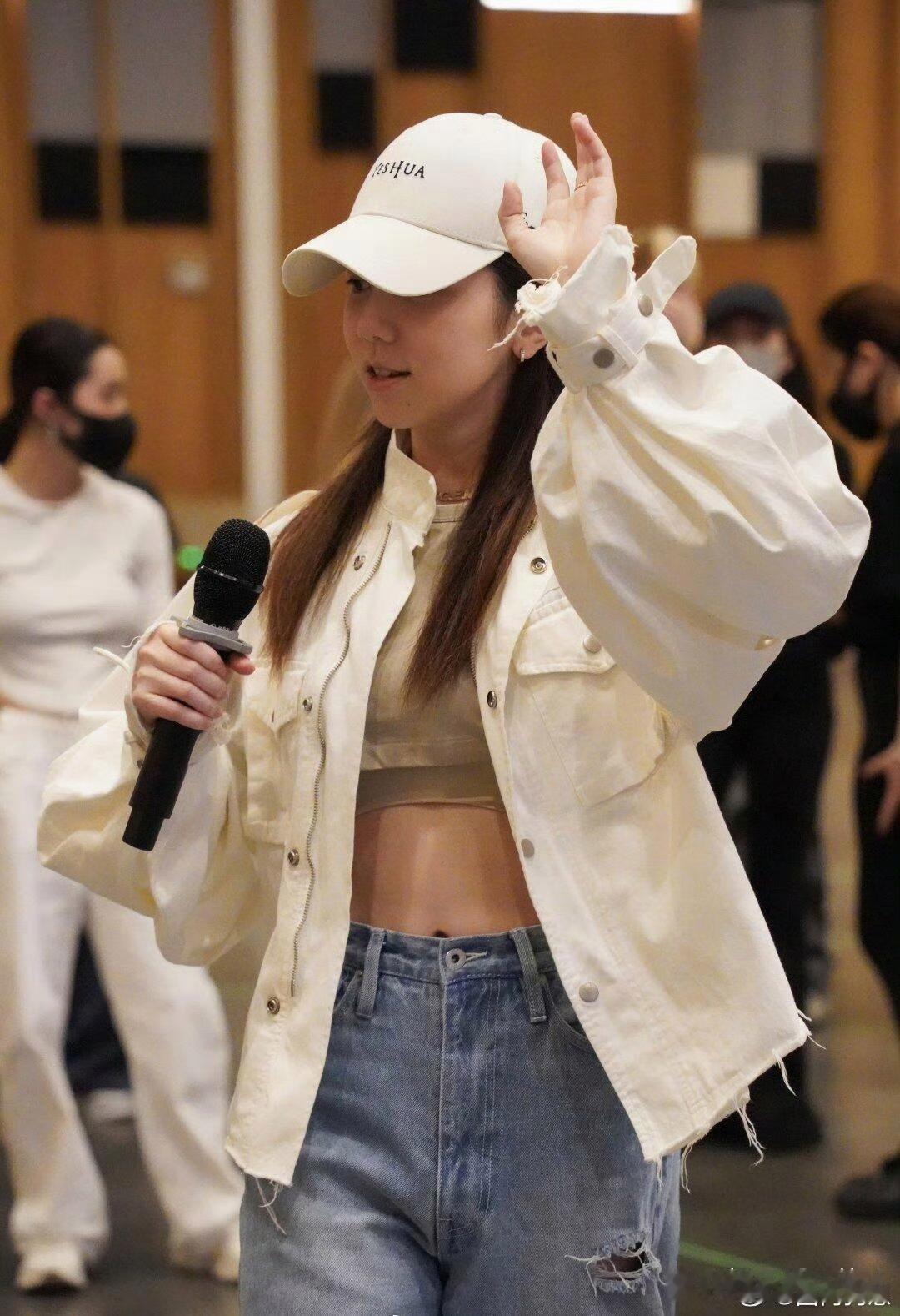 没有妆容加持的邓紫棋干净耐看，素颜模样十分动人。