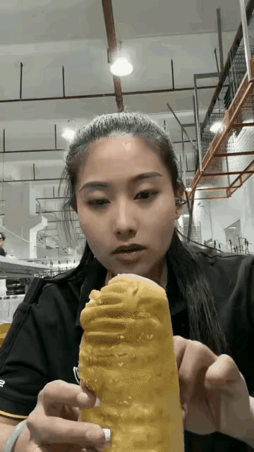 女同事一口能吃下一个大面包，太厉害了