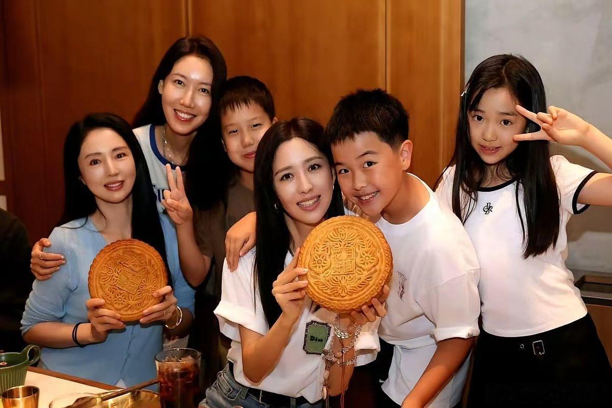 国庆放假，佟丽娅晒了一组带娃聚会照。聚会的院子挺大，出门就是海，她们还亲自下厨做