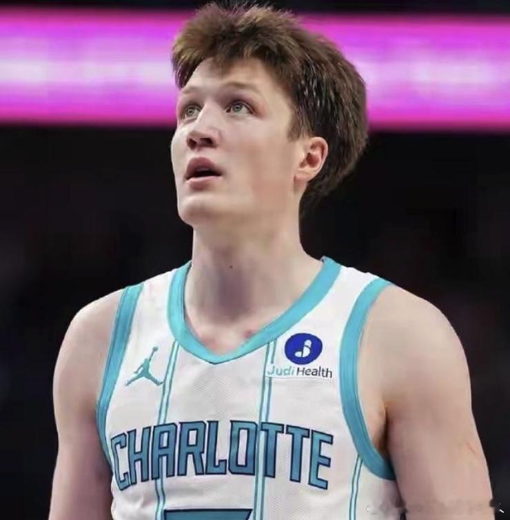 本赛季NBA十大新秀排名！大家认同吗？1.克尼普尔（黄蜂，4号秀）场均19.3