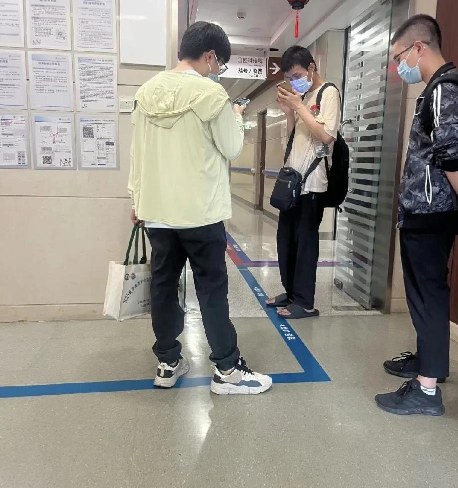 韦神终于去北京口腔医院看牙了。感谢学校重视了，专门派两个学生陪着他。在我们的