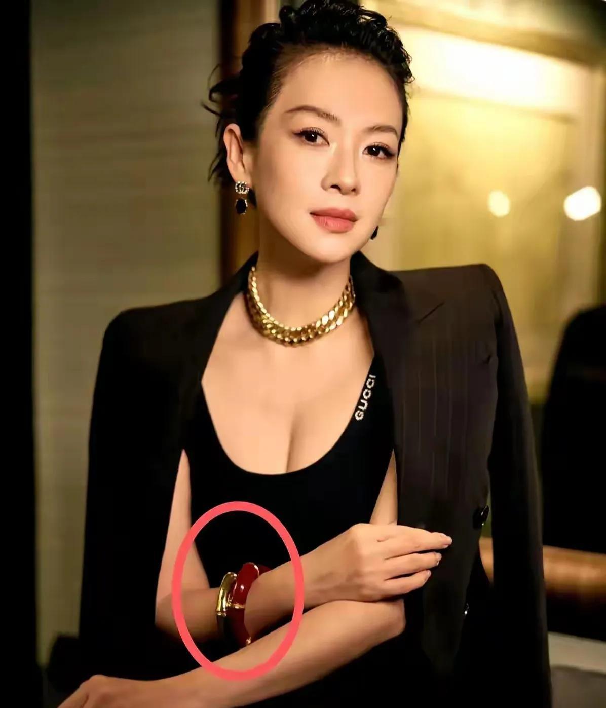 她是所有男人都喜欢的类型，美丽，气质，妩媚，迷人，风韵犹存