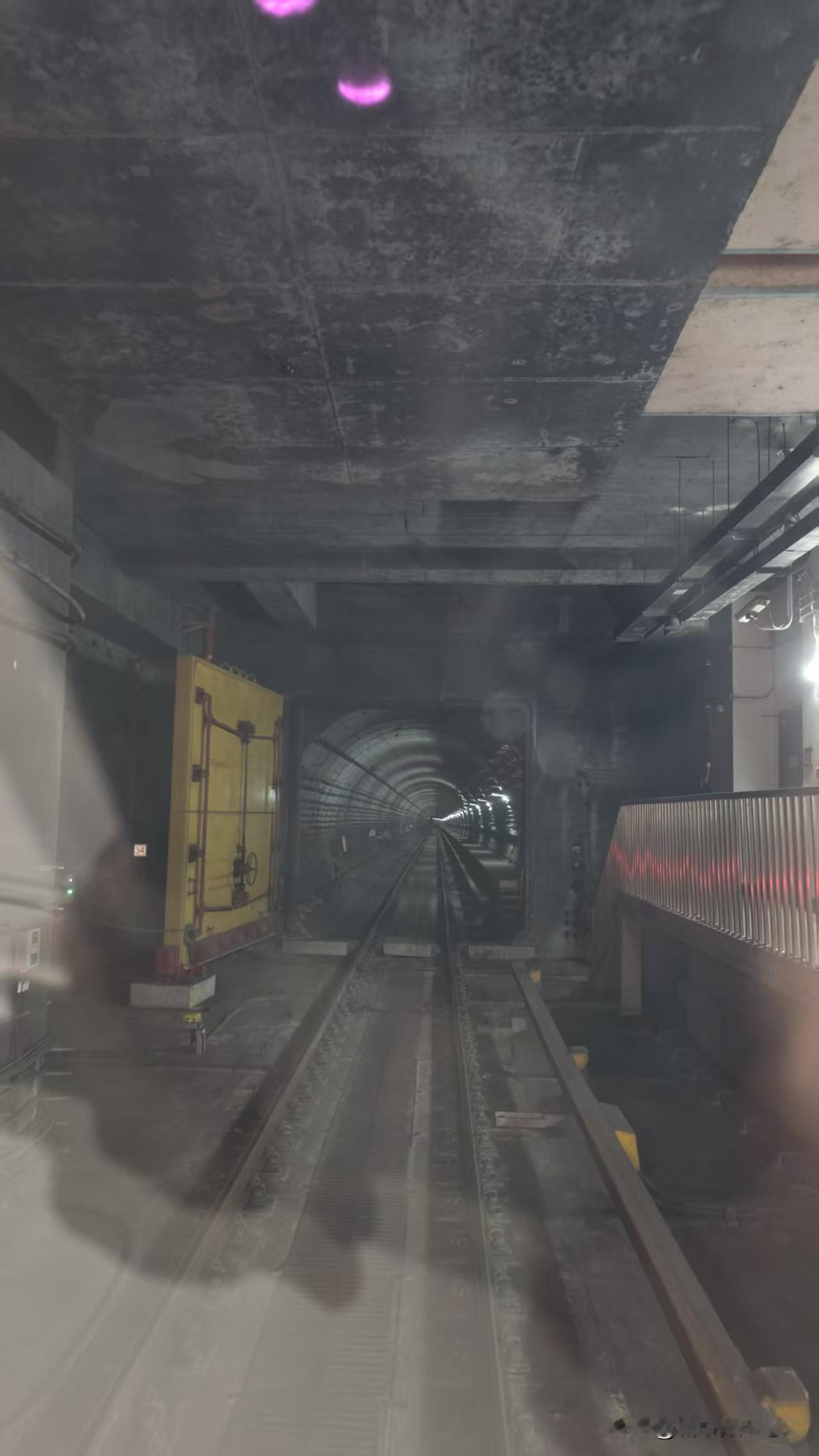 地铁5号线，是武汉第一条采用全自动驾驶模式运行的地铁线路。无人驾驶好是好，能吸引