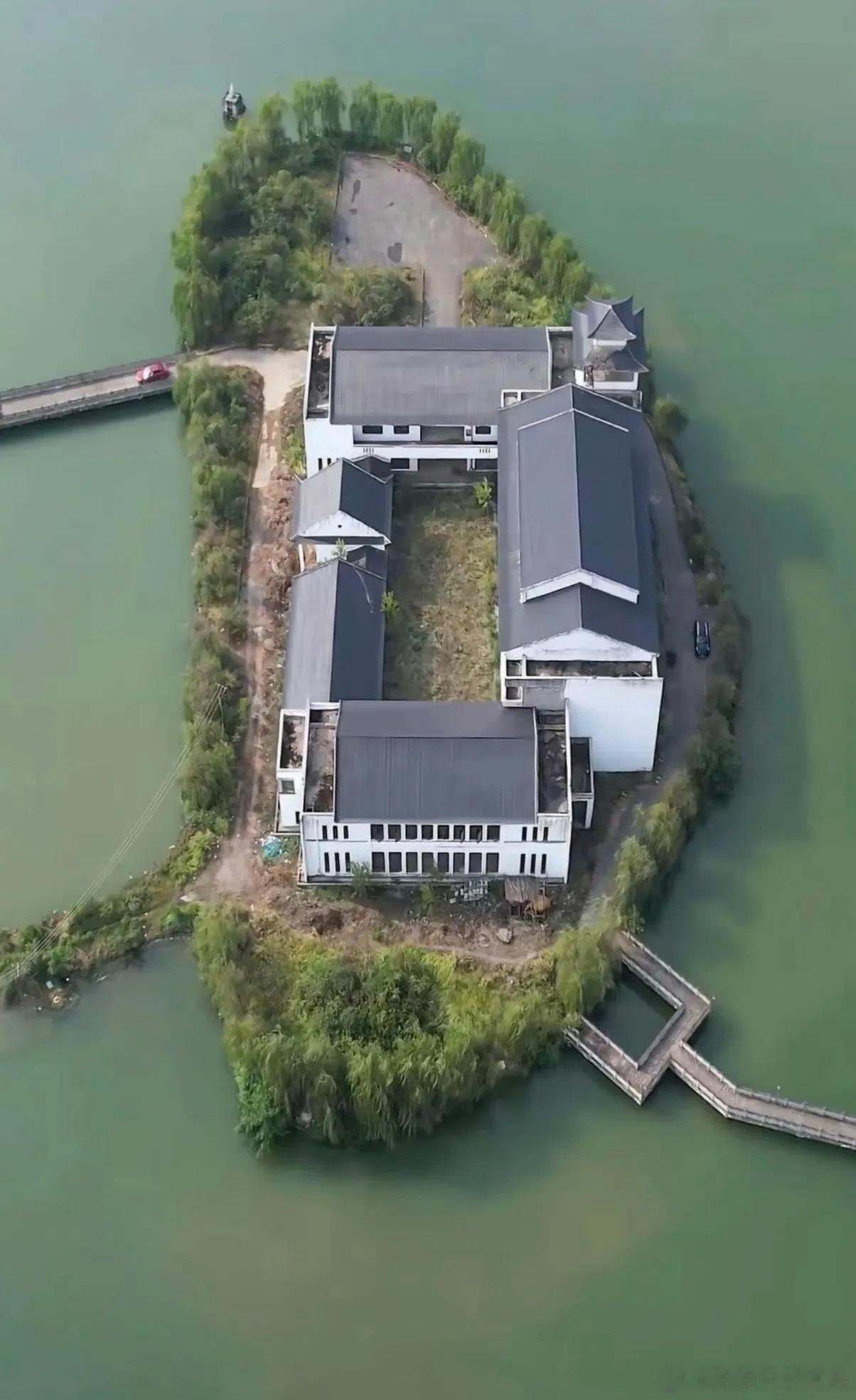 打个卡还行，让你住这里，给你100万住5年估计也不愿意吧！