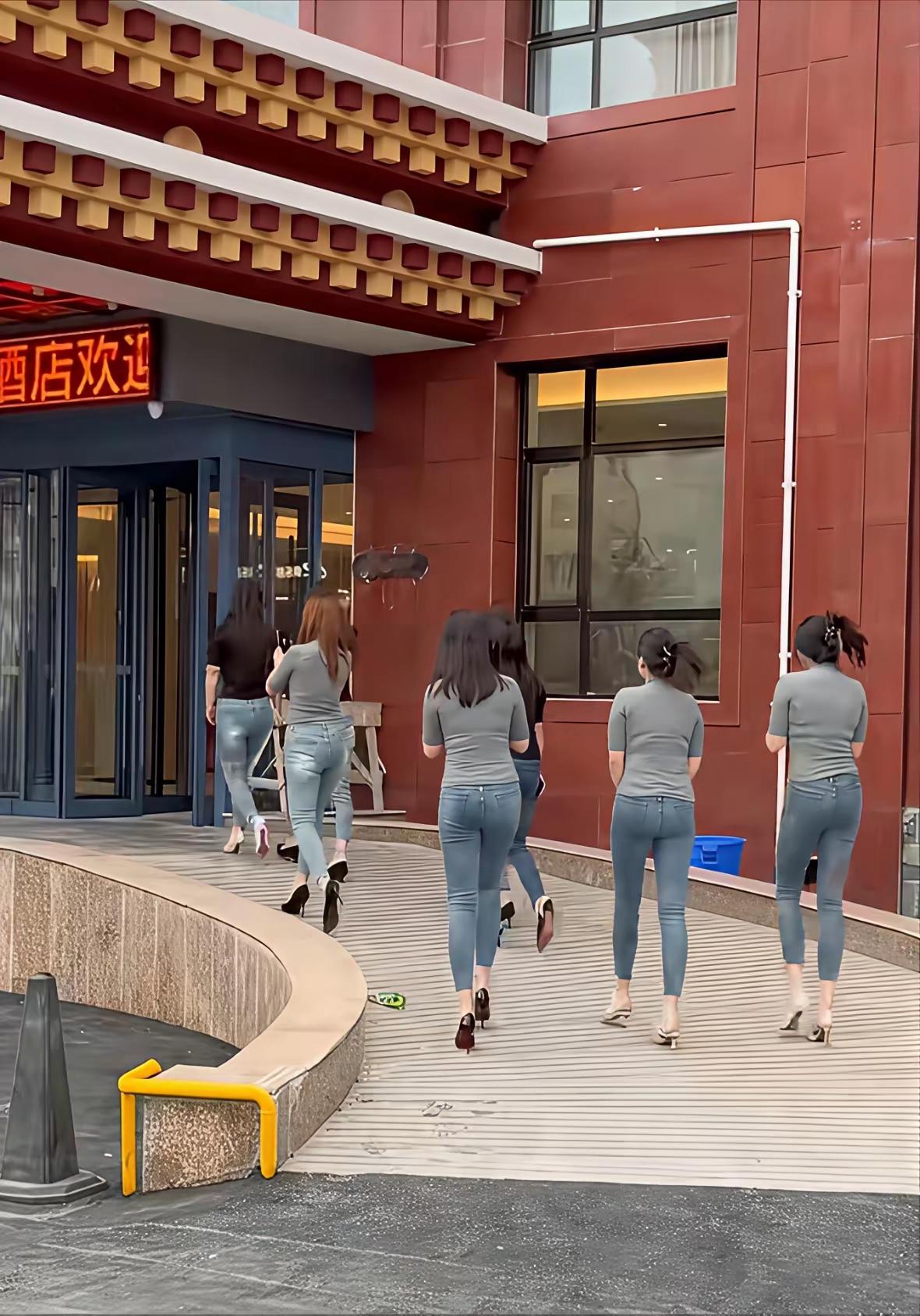 大家觉得这是酒店的前台还是保洁？一个酒店的前台应该用不了这么多人吧，两个人应