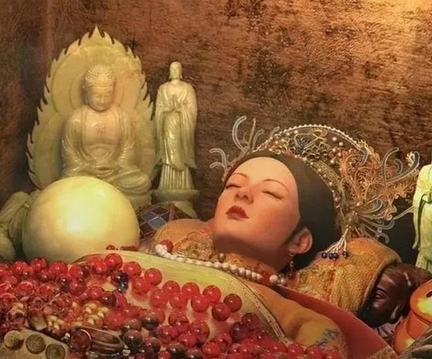 这具女尸莫非是穿越者？1988年，东北老农于自家菜园中挥锄劳作，一锄头竟砸出一具