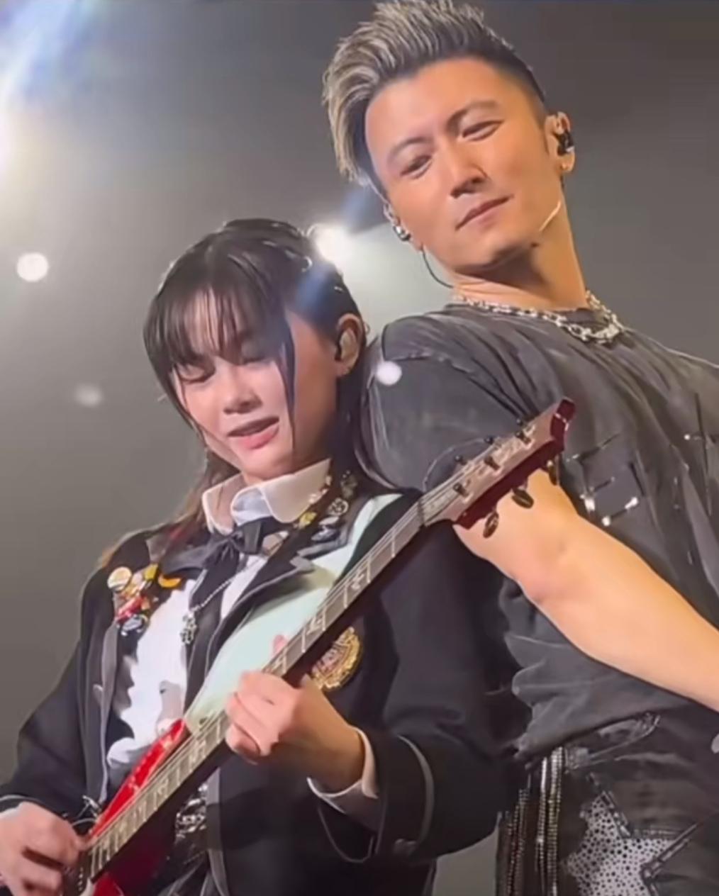 这个年仅17岁的女吉他手来头肯定不小吧？年纪轻轻就担任谢霆锋演唱会的吉他手，而且