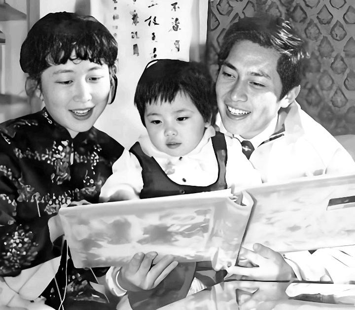 八十年代的珍贵旧照里，青年唐国强与第一任妻子孙涛、女儿唐莉拍下了一张温馨的全家福