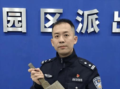 “捡到宝了！”近日，浙江湖州，一对老夫妻在河道边捡废品，发现了一块“铁疙瘩”，拿