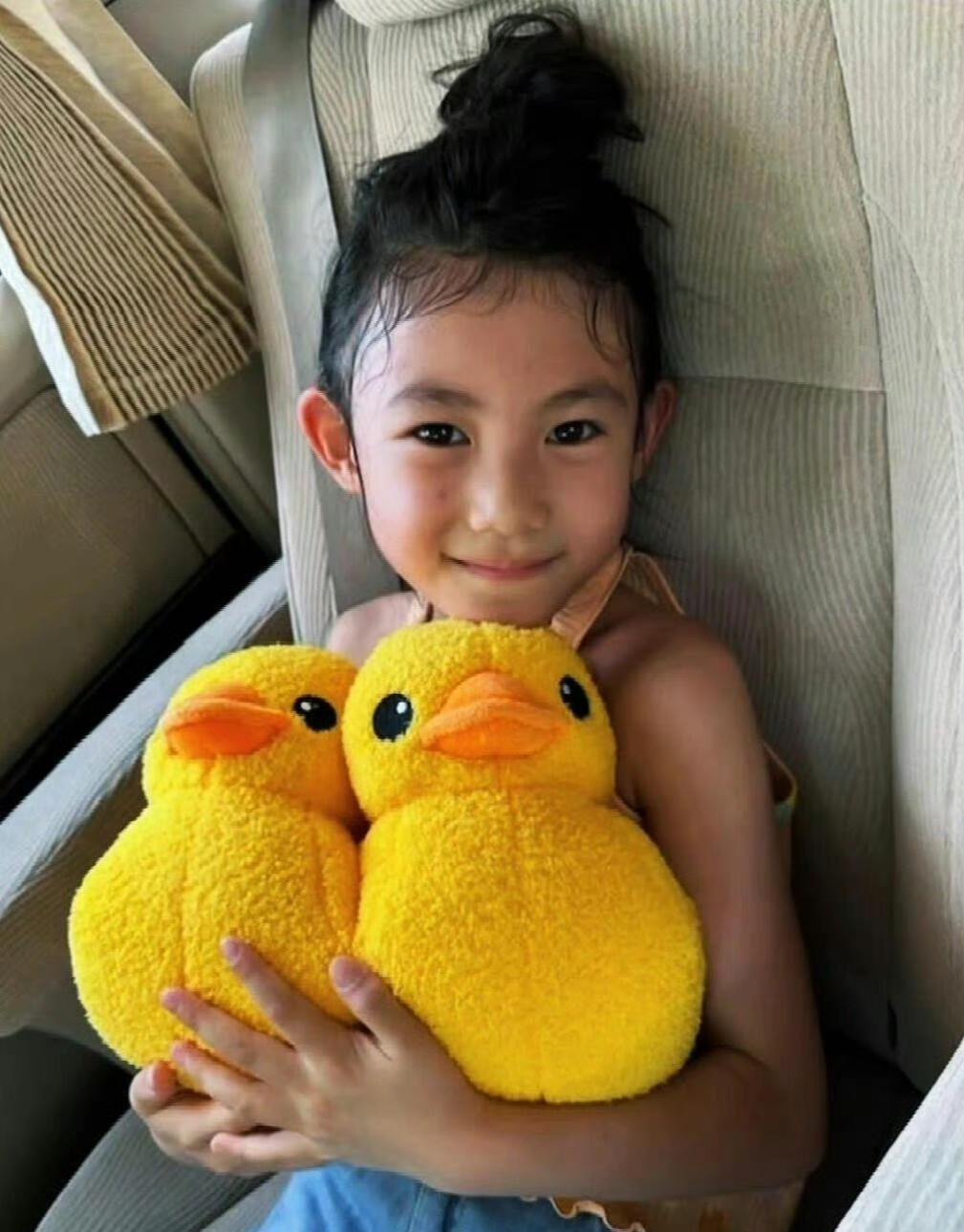 又一个高颜值星二代初长成！一点不浪费爸妈基因近日，陈冠希9岁大的女儿曝光，身