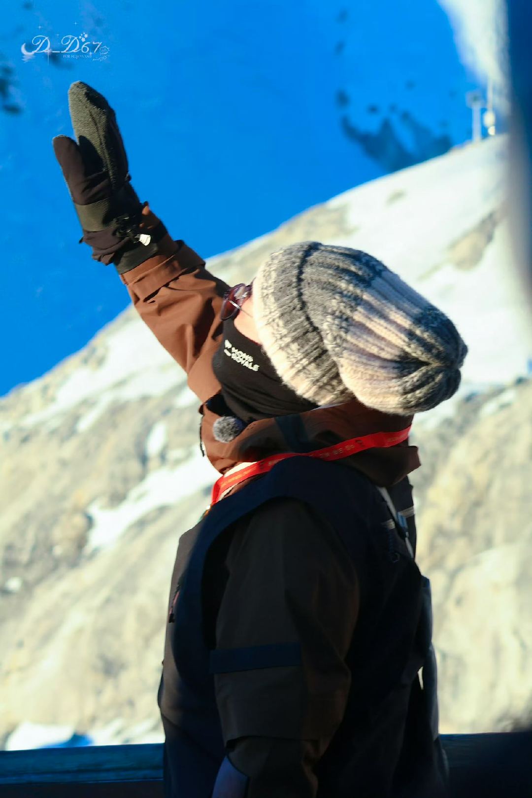 王铮亮快乐老友记路透带伤徒步三小时，亮哥用毅力征服雪山！这反差魅力谁懂：舞台上弹