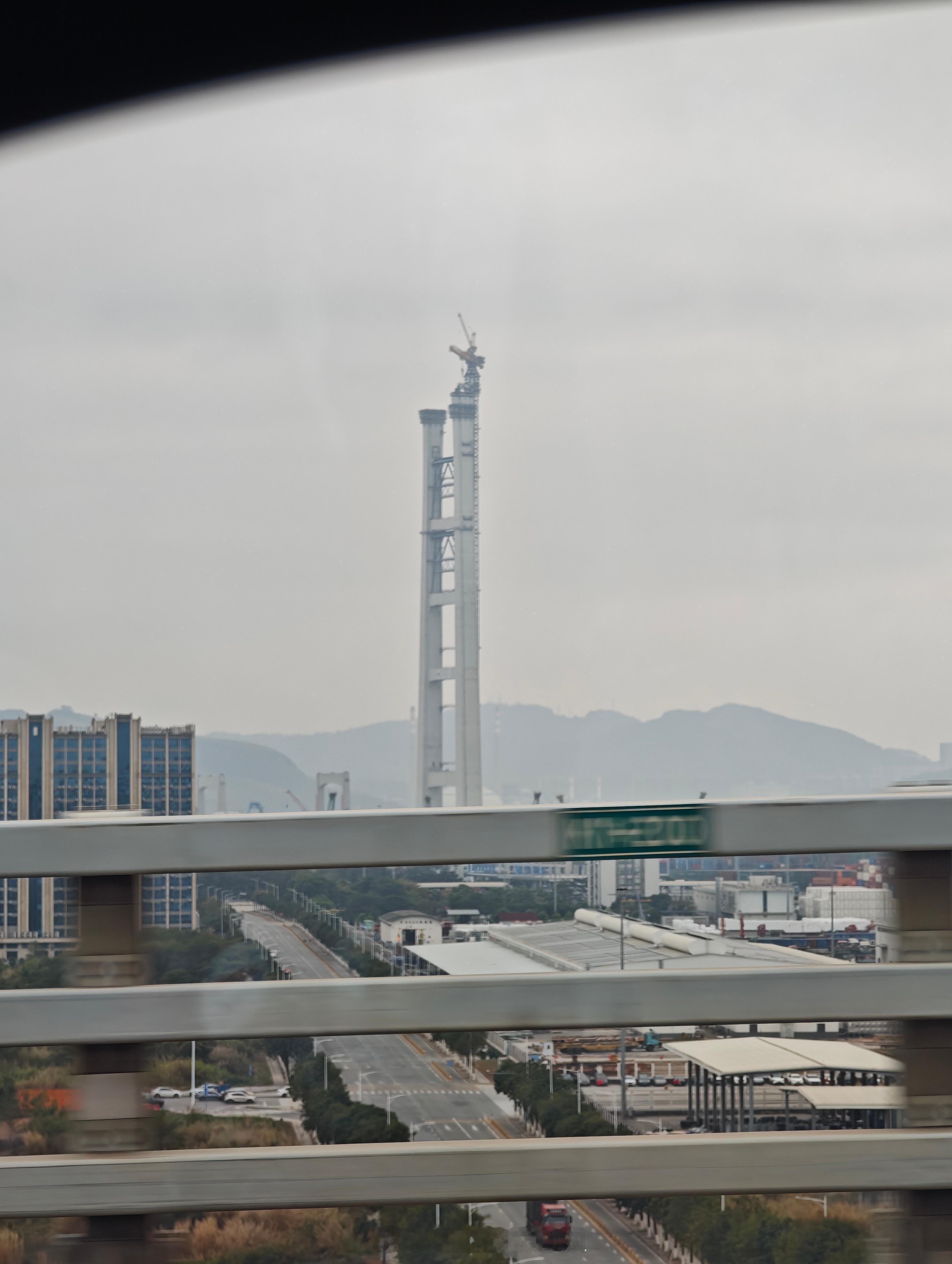 基建狂魔又在盖桥了，乍眼一看还以为是火箭呢~东莞