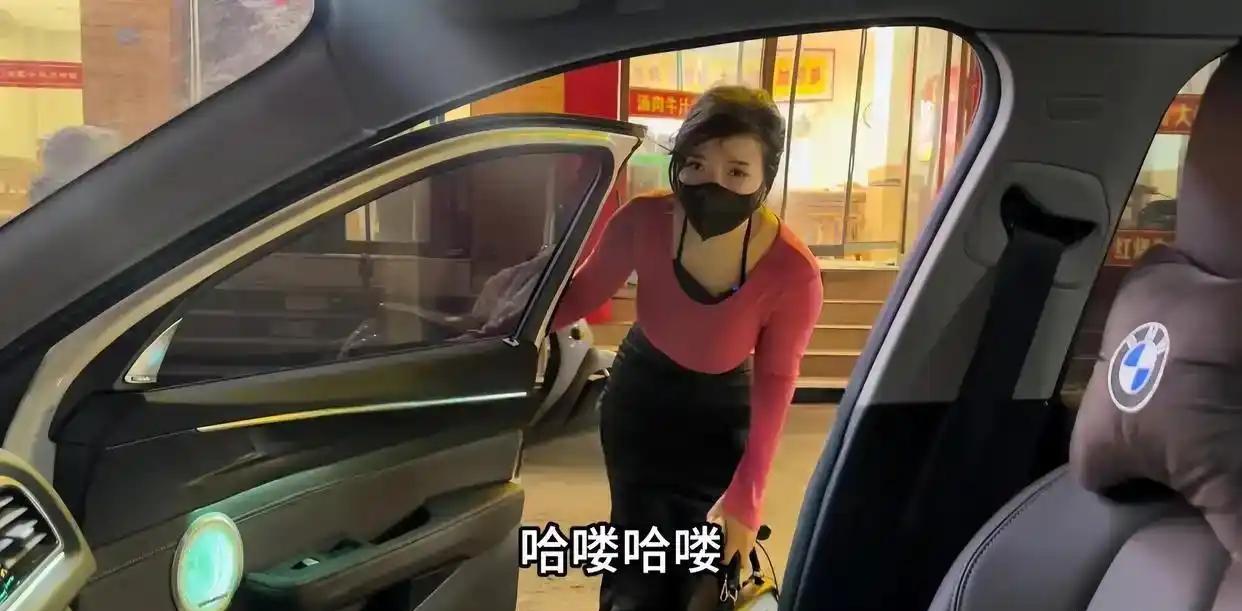 千里迢迢奔赴线下，和网上聊得投缘的网红主播奔现，男生心里满是期待，开车过来接女生
