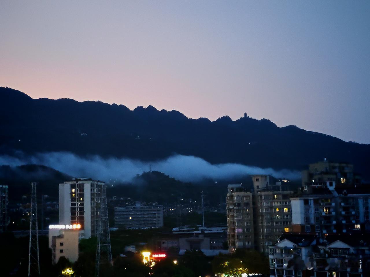 重庆是真的降温了，刚出门穿短袖居然有点冷，这在八月份重庆还是很罕见。看了下天气预