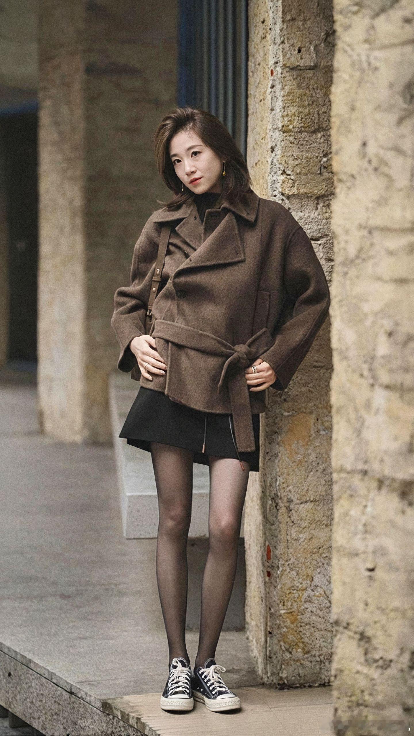 今天穿什么冬季需要风衣美女绘梦长廊