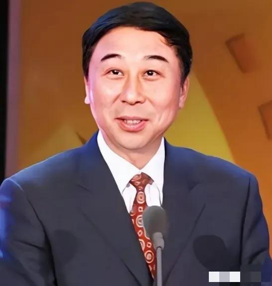 冯巩饭局玩笑遇耿直服务员，一句话让全场笑翻曾有一次，冯巩带两个徒弟去吃饭，一