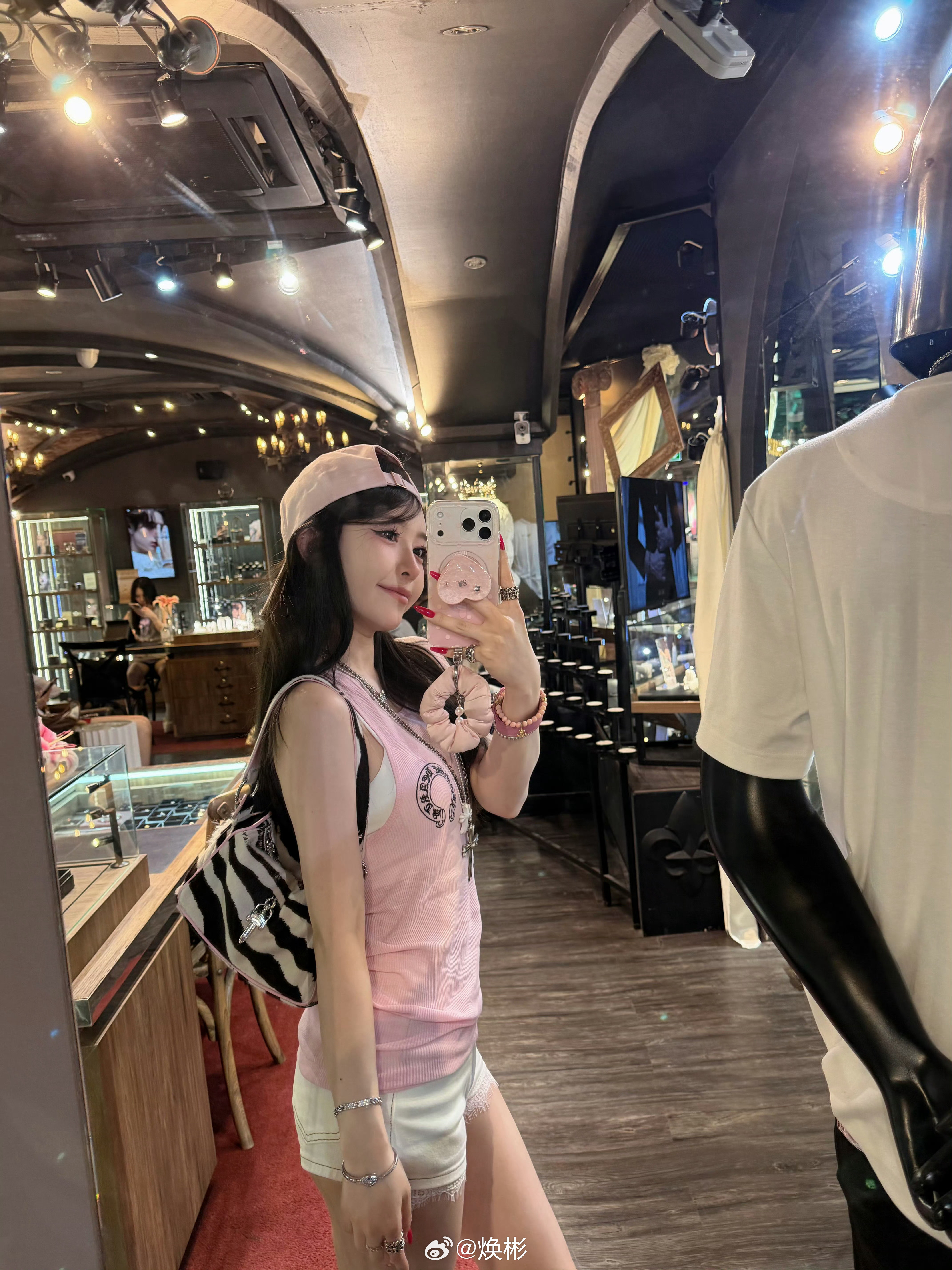 女生可以臭美，可以多自拍，多拍一些，我爱看，最好手持iPhone拍摄，我可喜欢研