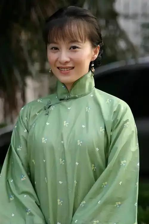 凭借《情深深雨濛濛》里“可云”一角爆红的徐露，当年和导演姜凯阳相识6天便闪婚，外
