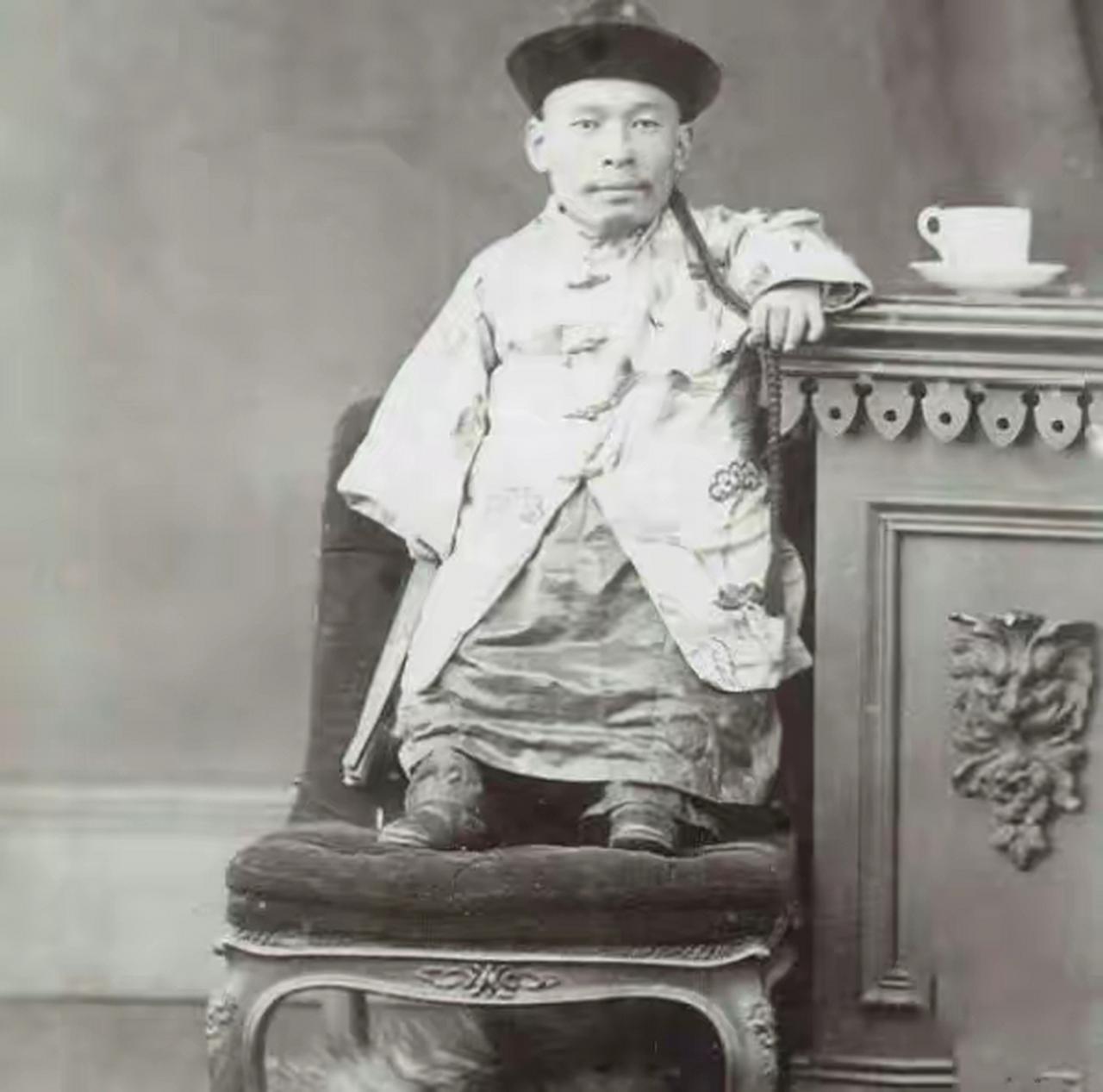 这张照片，是一位清朝侏儒，被一个洋人骗到了国外。这个洋人骗他说，你到外国，什么也