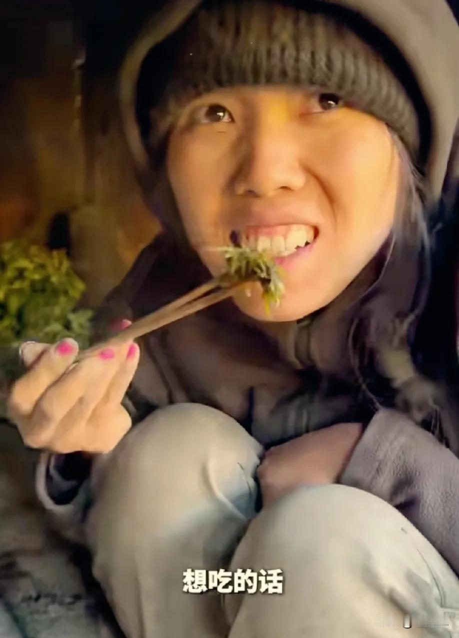 冷美人精神状态看起来比之前好多了，之前看着像一具会行走的骷髅，网友还戏称她为“小