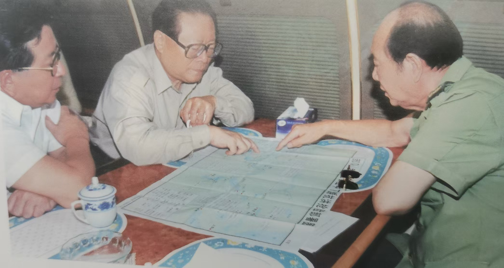 1998年长江发大水，江同志亲自飞赴一线，在飞机上军委副主席张万年向他汇报说，这