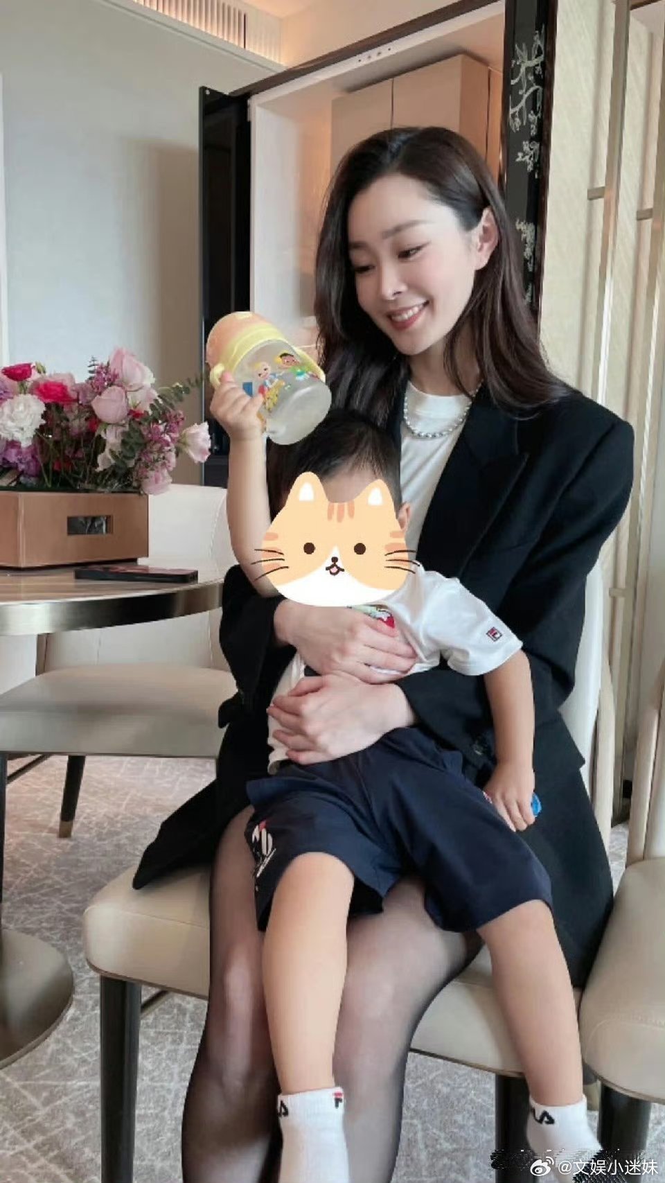 宋轶与家人聚餐合照，大多明星没了妆，没了美颜也就是普通人。