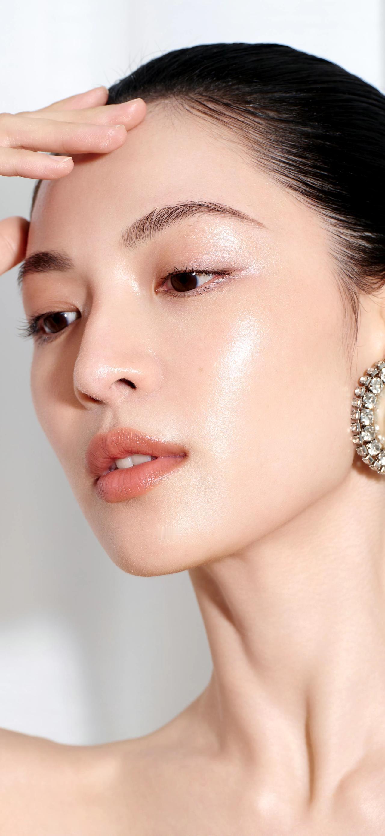 气质独特，魅力四射，那风情万种的模样，恰似夜空中最璀璨的星芒。她的每一次亮相，都