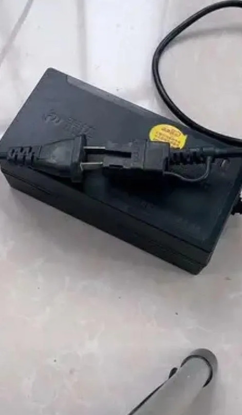 实体店的价格和网上的相差太多了。我的电动车充电器坏了好些天了，今天我去一个修车的